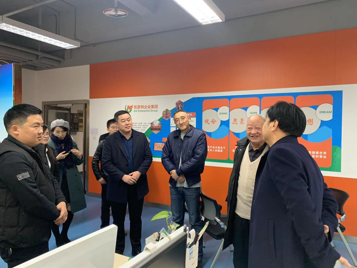 原陜西省衛(wèi)生廳副廳長(zhǎng)、保健學(xué)會(huì)會(huì)長(zhǎng)、一行人蒞臨陜西凱思特集團(tuán)指導(dǎo)！